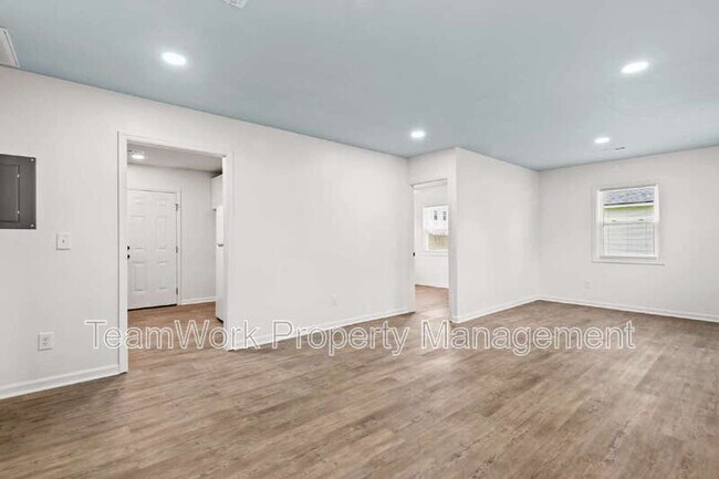 Building Photo - 3107 Azalea Dr