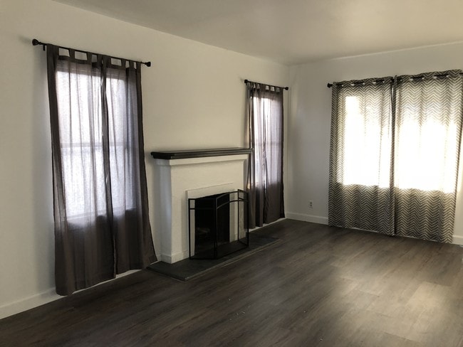 sala de estar con chimenea a gas - 478 Arcade Dr