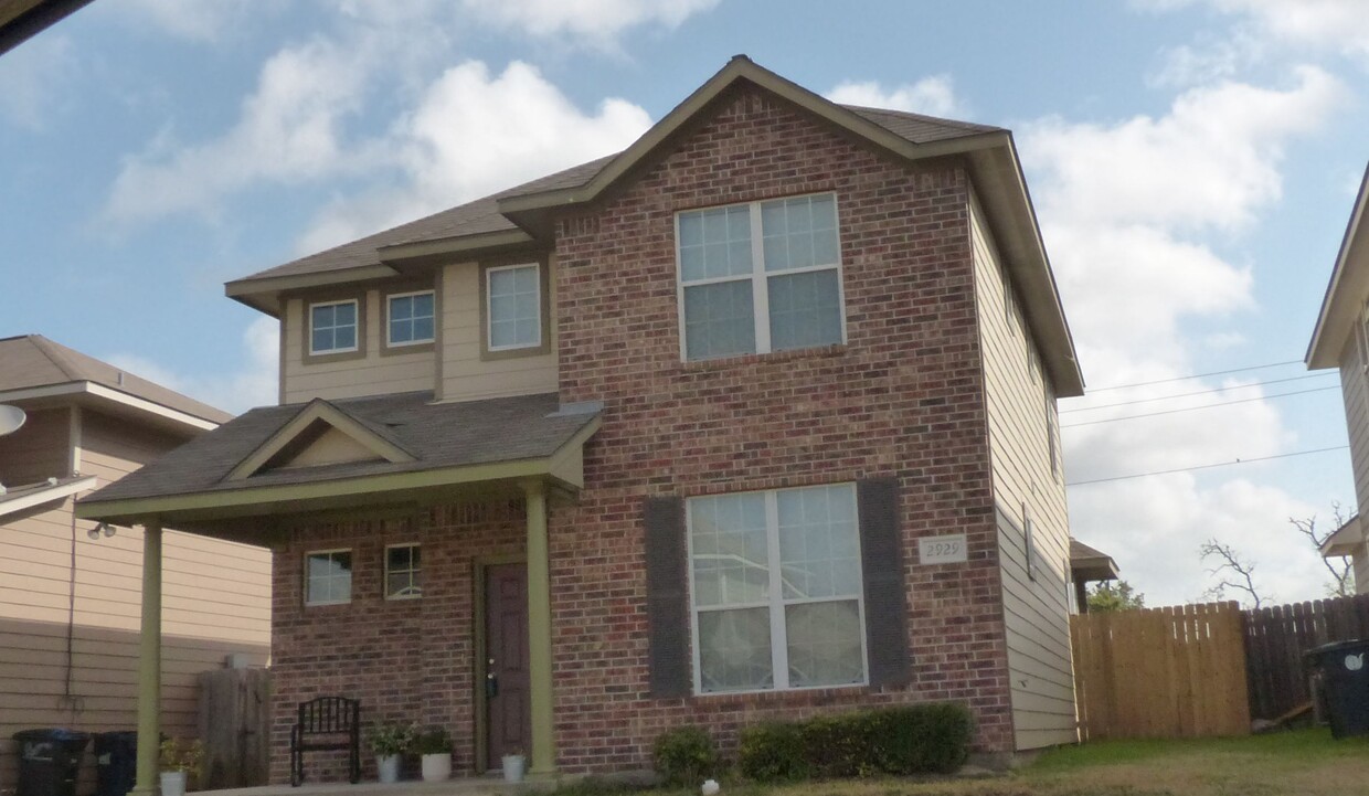 Front of house - 2929 McLaren Dr
