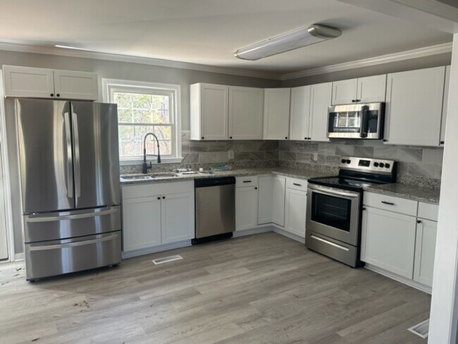 Building Photo - Beautiful and Newly Remodeled.