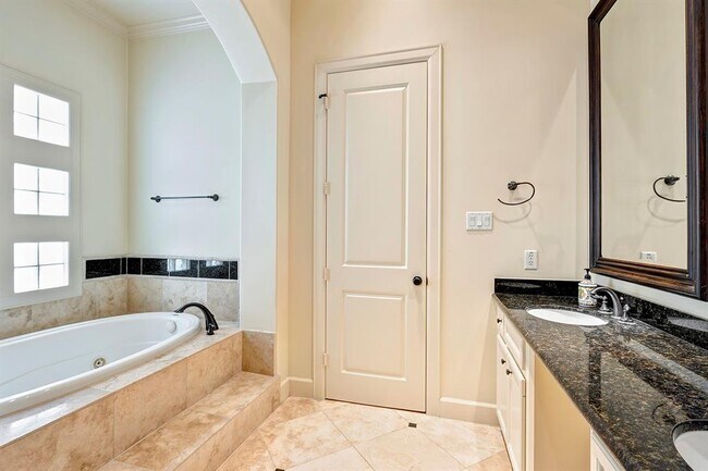 Building Photo - 2407 Brazoria St