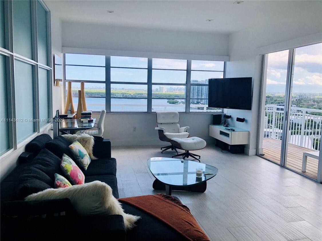 Primary Photo - 18011 Biscayne Blvd