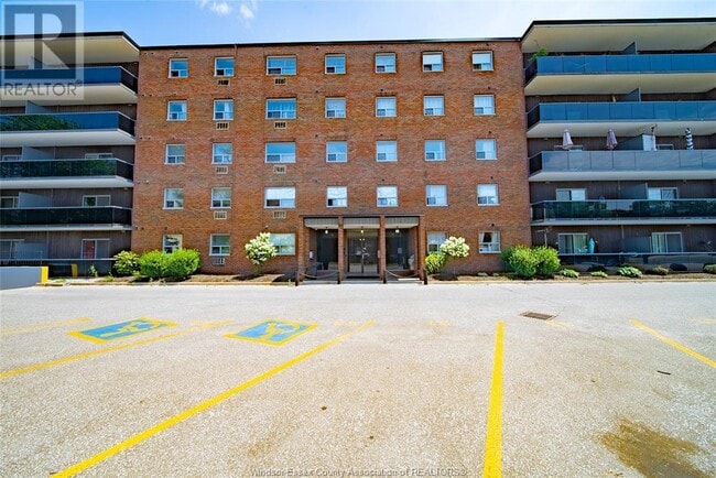 Building Photo - 3900 Wyandotte St E