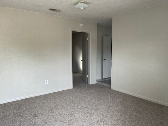 Building Photo - 360 Virtual Tour Available