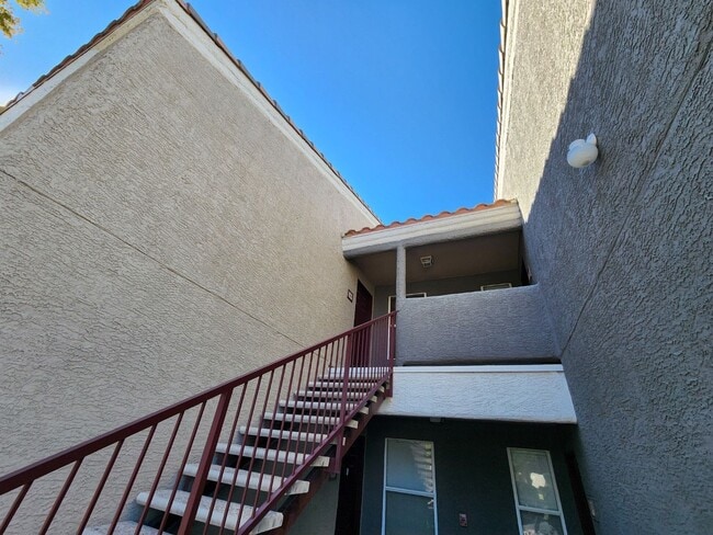 Building Photo - Gated 2 Bedroom Condo - Furnished