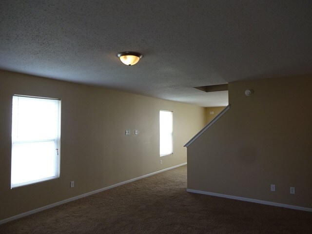 Building Photo - 489 Bourneside Dr