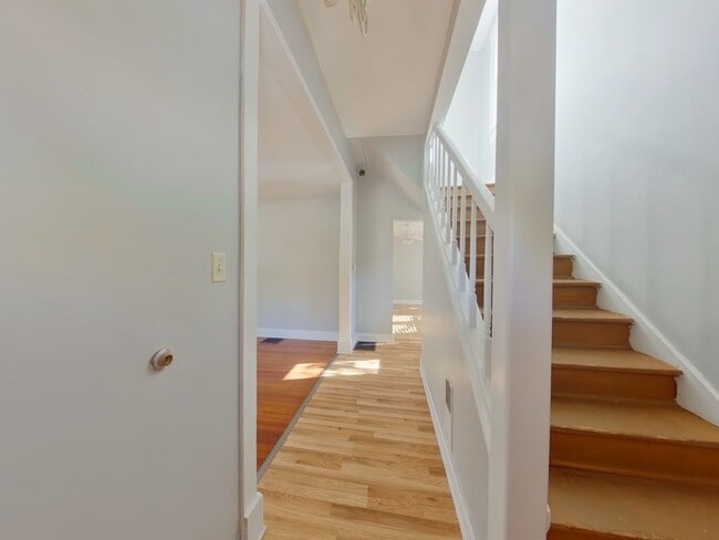 Building Photo - 3 Bedroom Home