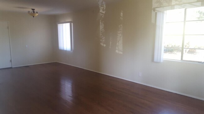 Building Photo - 1107 N Los Robles Ave