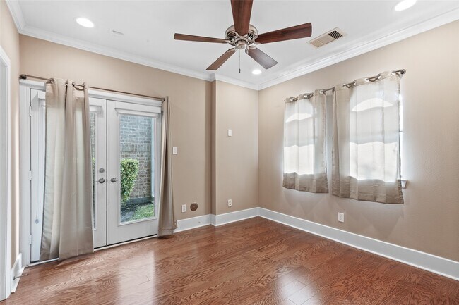 Building Photo - 1411 Elgin St