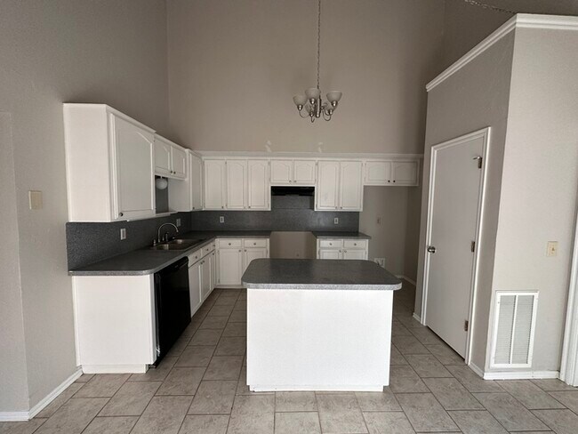 Foto del edificio - 2124 Lakecrest Dr, Moore, OK 73170