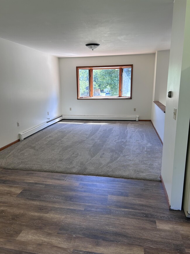 Building Photo - 607 S Rainbow Dr