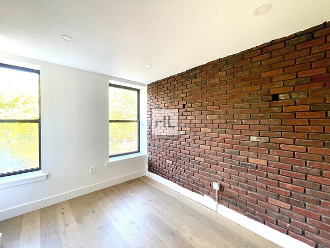 Foto del edificio - Bright Newly Renovated 4 Bed 2 Bath apartm...