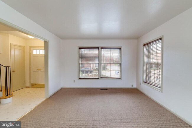 Building Photo - 5921 Queenston St