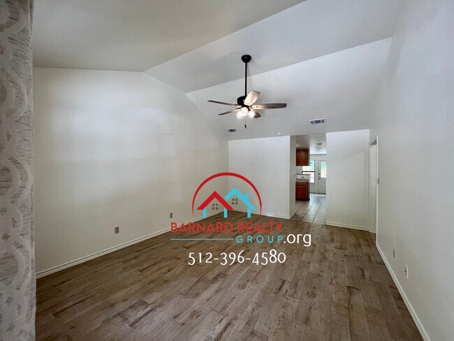 Foto del edificio - Available July 25: Well Maintained 3/2 Duplex