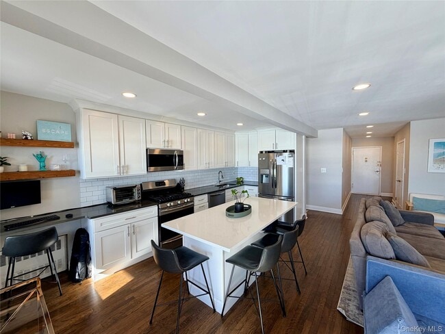 Building Photo - 1 E Broadway