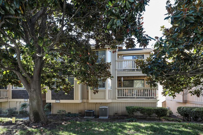 Building Photo - Impeccably remodeled and ALL NEW unit-don'...