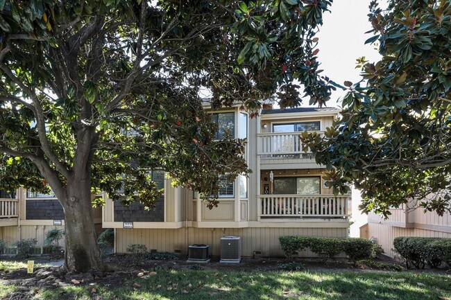 Building Photo - Impeccably remodeled unit-don't miss this ...