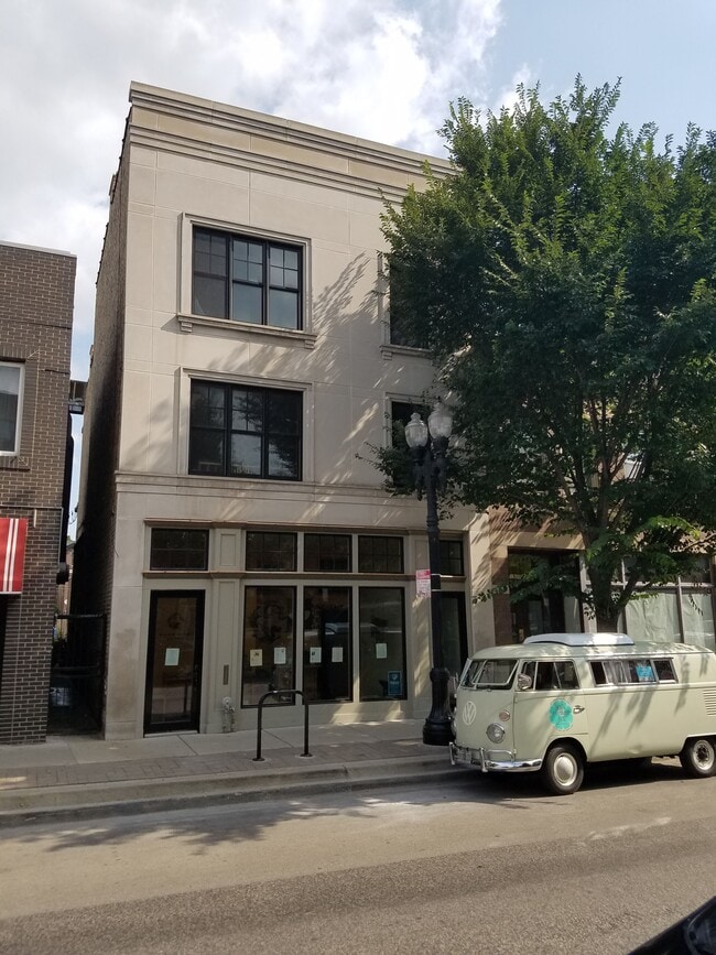 Foto del edificio - 1922 W Irving Park Rd