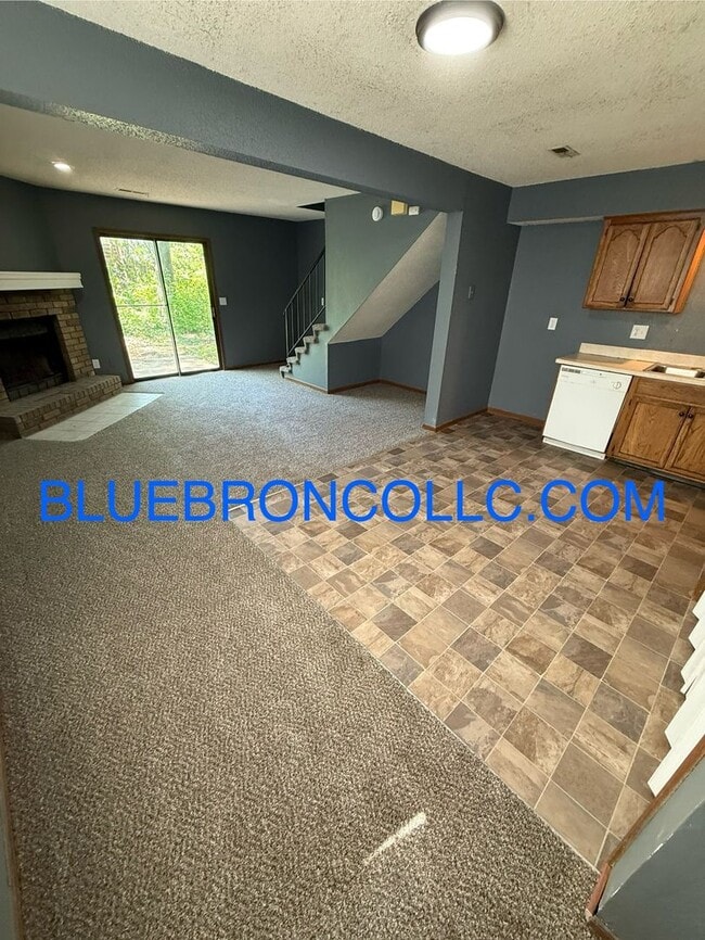 Building Photo - Great deal for an great property, Fresh pa...