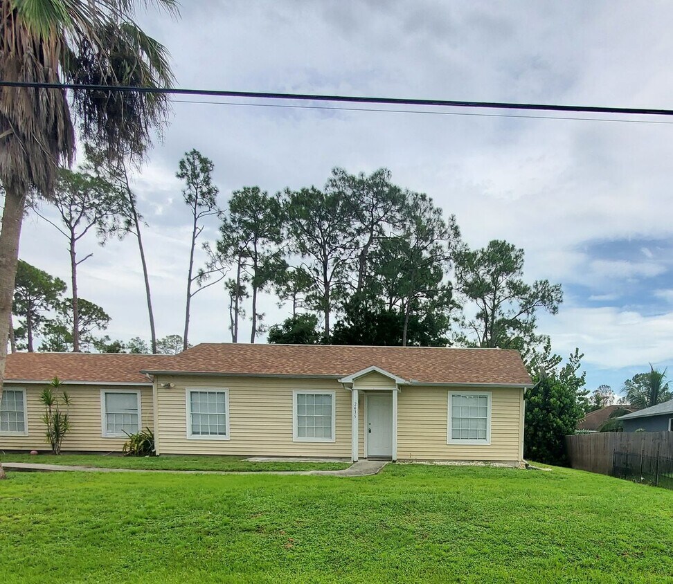 Foto principal - 2433/2435 Lola Avenue S