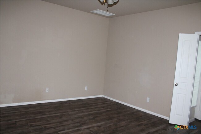 Building Photo - 167 Chering Dr