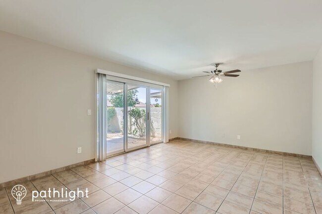 Building Photo - 2411 W Voltaire Ave