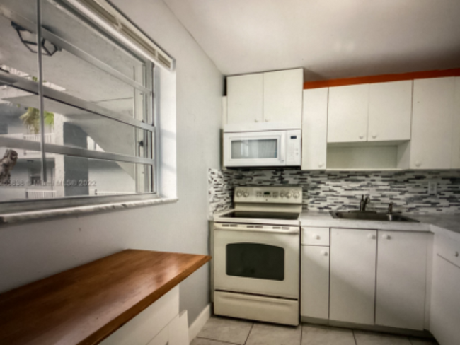 Building Photo - 1725 W 60th St