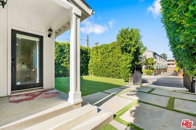 Building Photo - 11642 Acama St