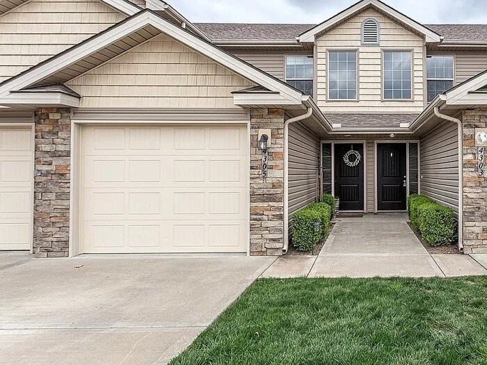 Foto principal - Stylish 3-Bed, 2-Bath Northland Townhome i...