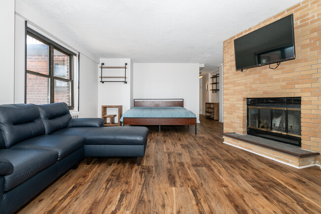 Building Photo - 161 Pearsall Dr