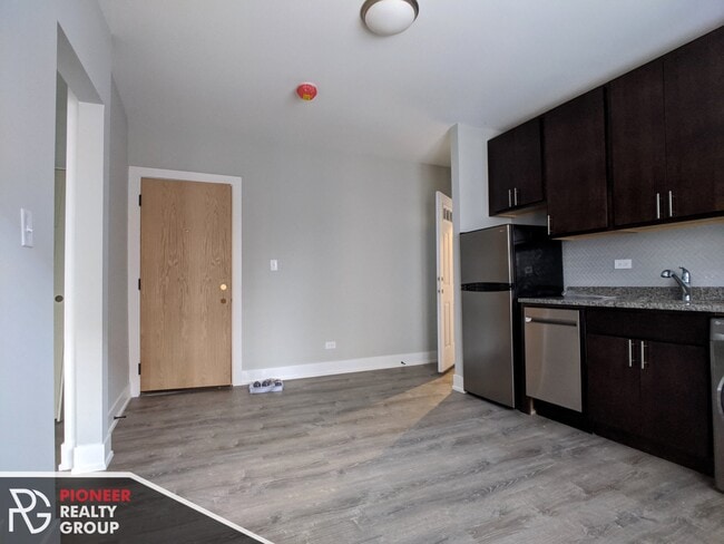 Building Photo - 437 W Belden Ave