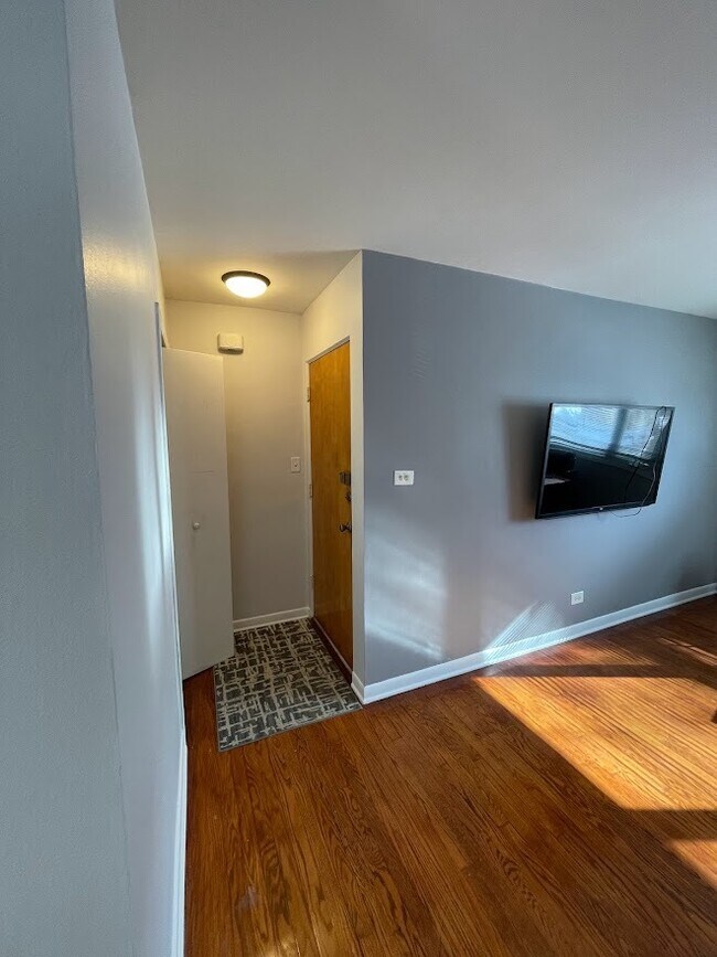 Building Photo - 2804 W Farragut Ave