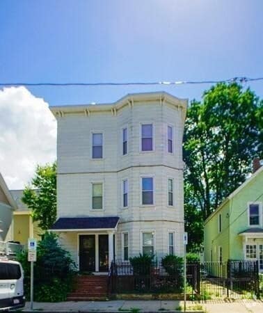 Building Photo - 170 Pleasant St