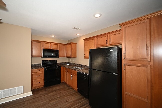 Building Photo - 3 Bedroom, 2.5 bath Townhome with 1 car garage!