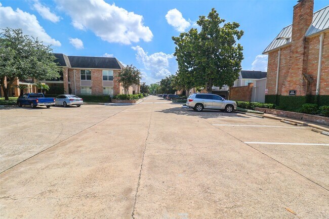 Building Photo - 2230 S Piney Point Rd