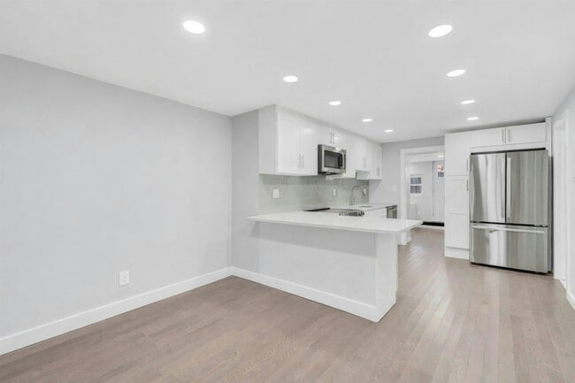 Building Photo - 826 Grand St