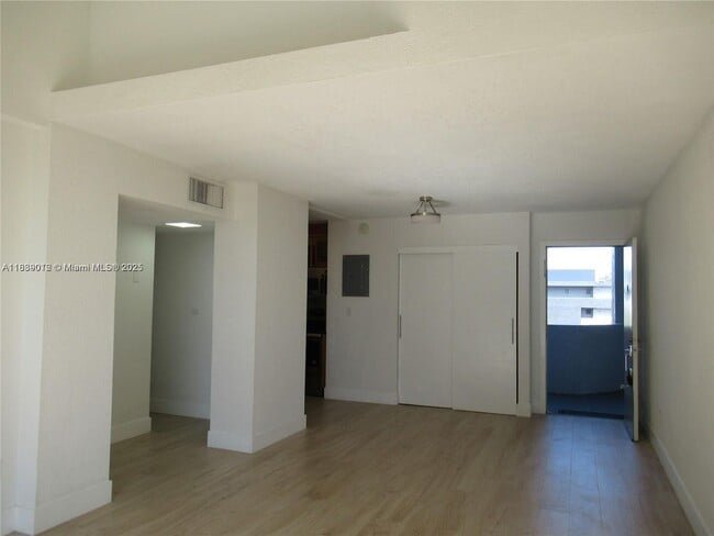 Foto del edificio - 100 Fontainebleau Blvd