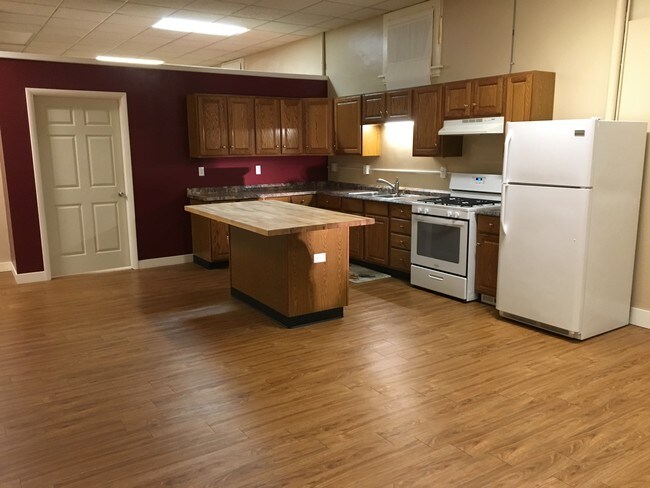 Cocina/sala de estar al frente - 221 Main St