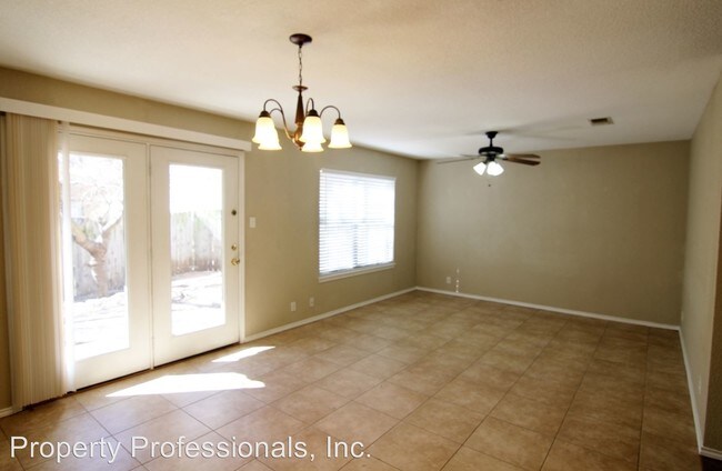 Building Photo - 3 br, 2.5 bath House - 42-A Royal Crest