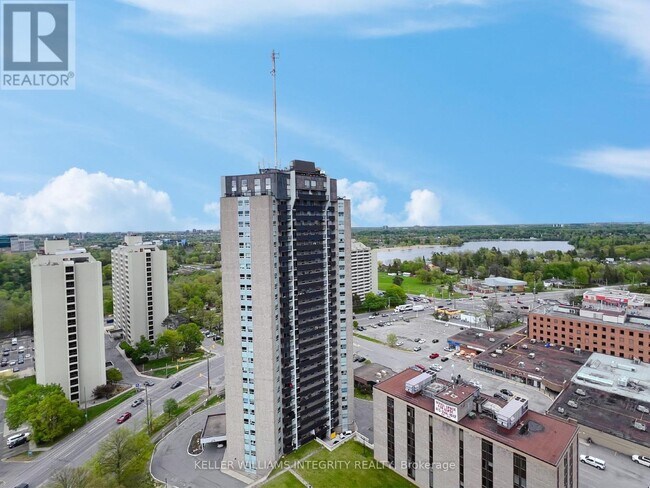 Photo du bâtiment - 900-2900 Dynes Rd