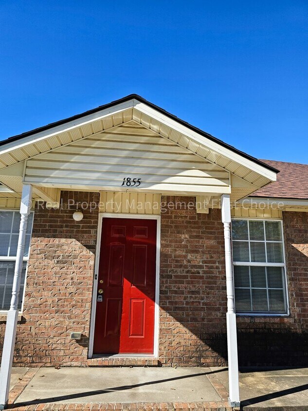 Primary Photo - Nice 3 Bedroom/2 Bathroom Duplex off Jenny...