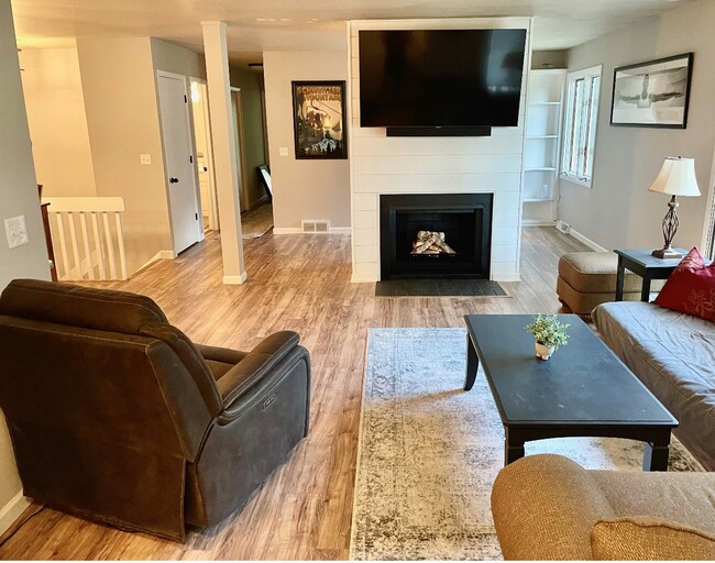 Living room - 902 Bluffway Dr