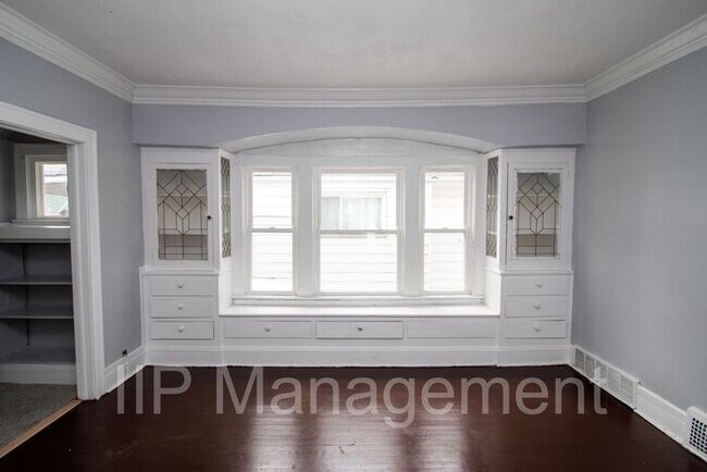 Building Photo - Charming and Refinished 2 Bedroom in Cleve...