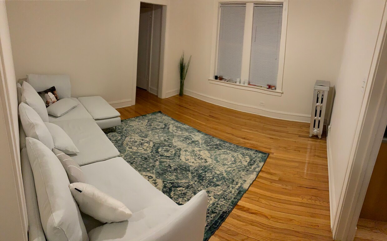 Big living room with sunrise views every morning - 729 Seward St