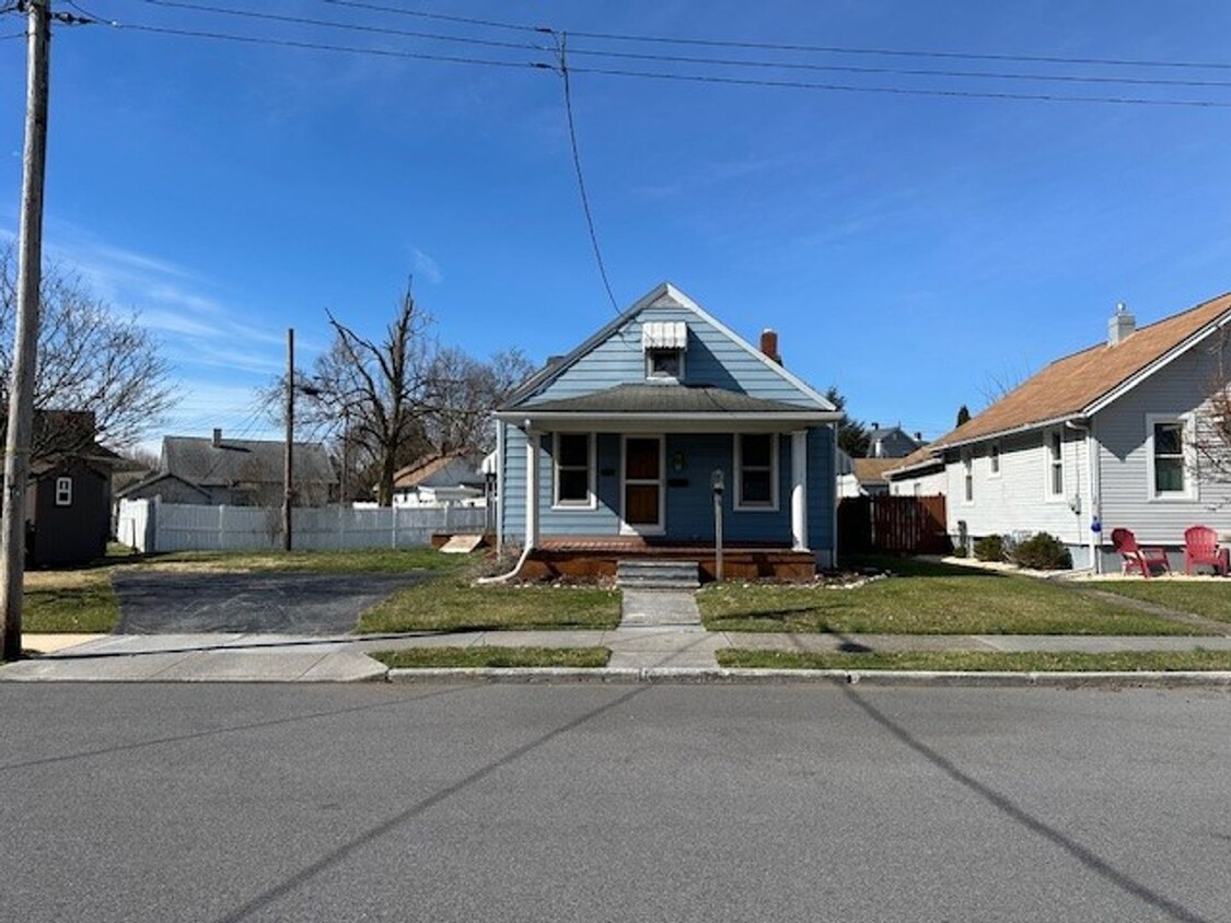 Primary Photo - 2-Bedroom, 1-Bathroom single family home l...