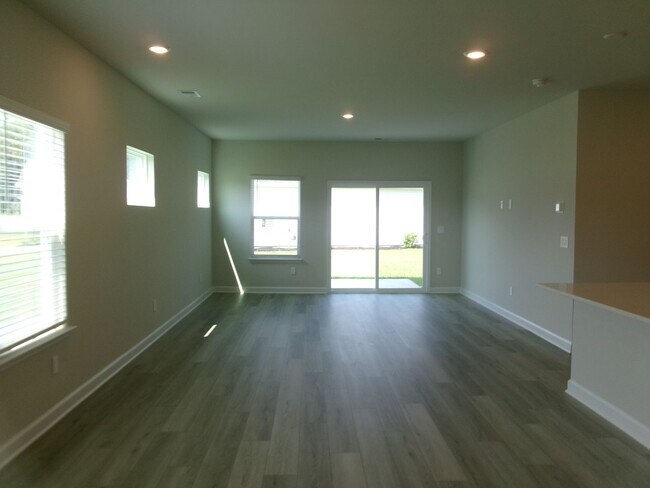 Foto del edificio - New Construction corner lot 5 bedroom home...