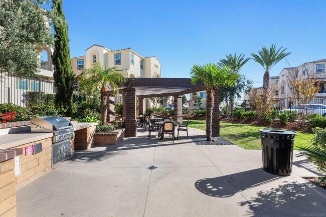 Building Photo - Stylish Three-Story Townhome with Private ...