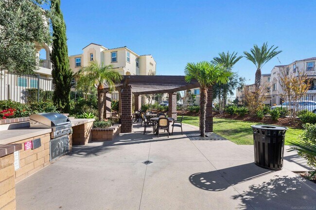 Foto del edificio - Stylish Three-Story Townhome with Private Courtyard & Pool Access