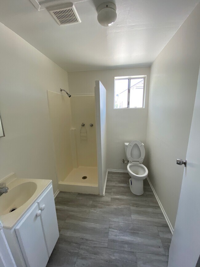 Building Photo - 927 Camulos St
