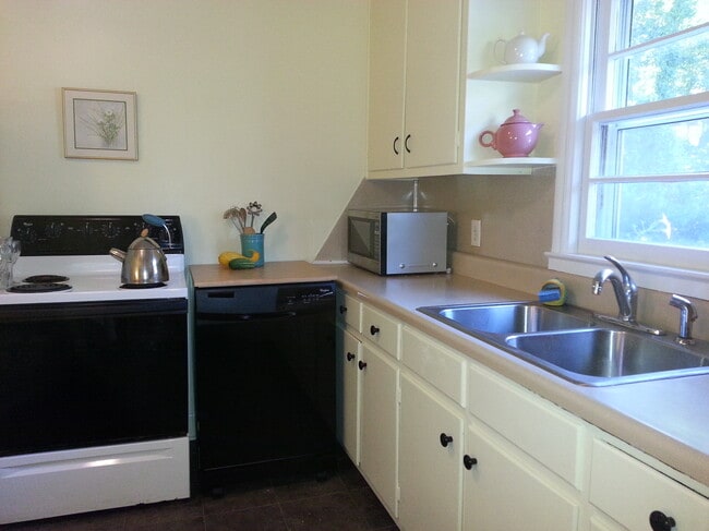 Building Photo - 223 Barclay Road